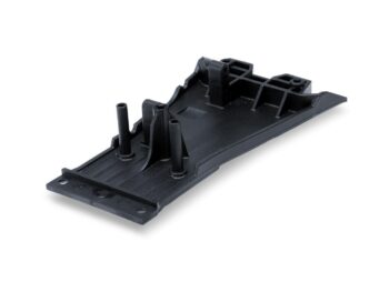 Zwart plastic RC-chassis onderdeel met montagepunten en een vlakke basis tegen een witte achtergrond.