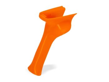 Oranje plastic schenktuit of trechtervormig hulpstuk tegen een witte achtergrond.